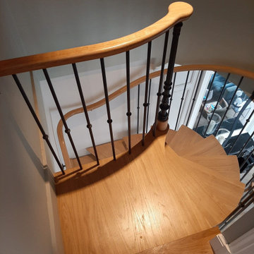 Escalier en bois, balustres déportées, galette et poteau fonte au départ