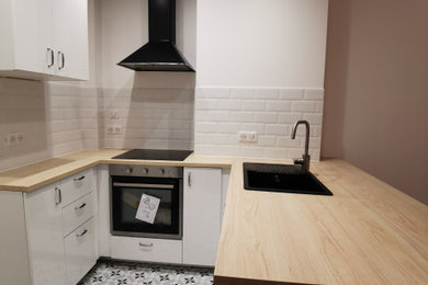 Cette image montre une cuisine design de taille moyenne avec un sol en carrelage de céramique.