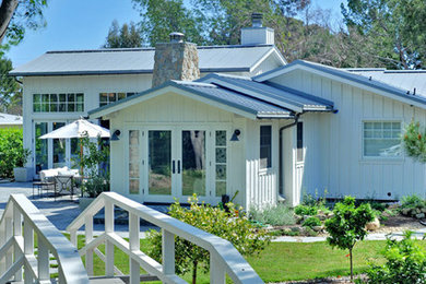 Photo of a rustic landscaping in Los Angeles.