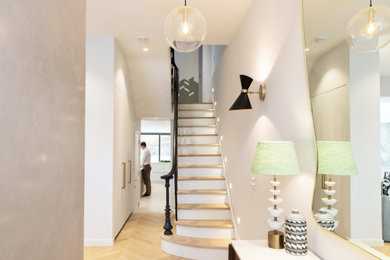 Стильный дизайн: огромный коридор: освещение в скандинавском стиле с белыми стенами, светлым паркетным полом и коричневым полом - последний тренд