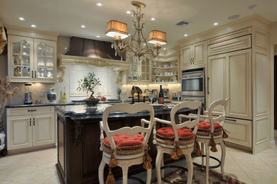 Kitchen - traditional kitchen idea in New York