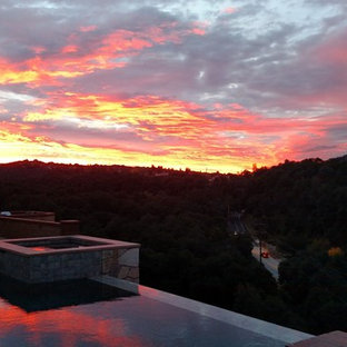 Großer Moderner Pool hinter dem Haus in rechteckiger Form mit Betonplatten in Los Angeles