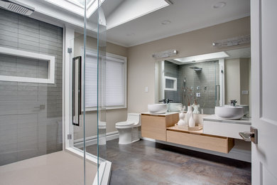 ニューヨークにある高級なコンテンポラリースタイルのおしゃれな浴室の写真