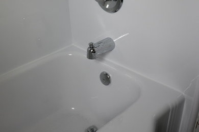 Ispirazione per una stanza da bagno con doccia tradizionale di medie dimensioni con vasca da incasso, piastrelle bianche e doccia con tenda