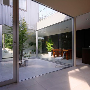 横浜のインダストリアルスタイルのおしゃれな中庭のテラス (日よけなし) の写真