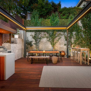 メルボルンの中サイズのコンテンポラリースタイルのおしゃれな裏庭のデッキ (アウトドアキッチン、日よけなし) の写真