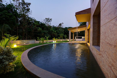 Example of a minimalist front yard concrete paver pool fountain design in Bengaluru
