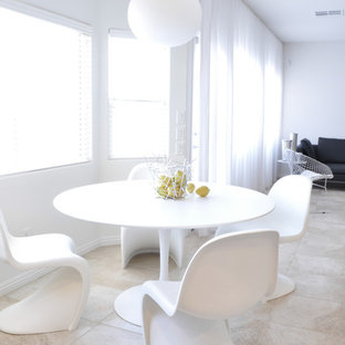 ラスベガスの中サイズのコンテンポラリースタイルのLDKの画像 (白い壁、トラバーチンの床、ベージュの床)