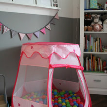 Kinderzimmer in Rosa, Weiß und Grau