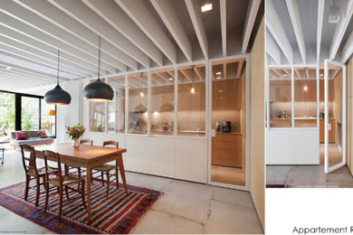 Modelo de sala de estar abierta contemporánea de tamaño medio sin chimenea con suelo beige