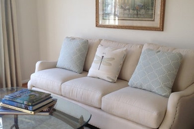 Inspiration for a timeless living room remodel in Cincinnati