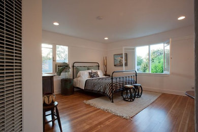 This is an example of a traditional bedroom in Los Angeles.