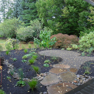 Kleiner Stilmix Garten hinter dem Haus mit Teich, direkter Sonneneinstrahlung und Natursteinplatten in Portland