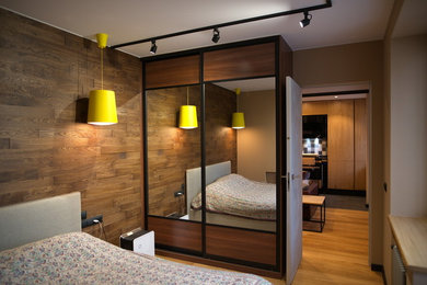 На фото: маленькая хозяйская спальня в современном стиле с коричневыми стенами и паркетным полом среднего тона для на участке и в саду