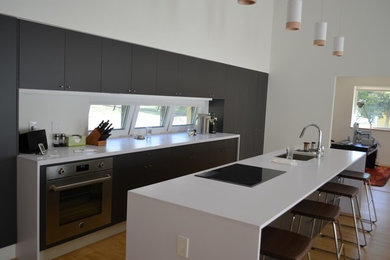 Minimalist kitchen photo in Las Vegas