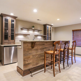 デンバーの中サイズのラスティックスタイルのおしゃれなホームバー (ガラス扉のキャビネット、濃色木目調キャビネット、御影石カウンター、磁器タイルの床、ベージュの床) の写真