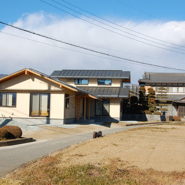 奥の母屋と手前の新築