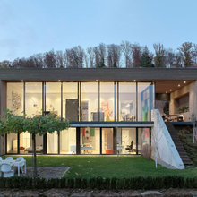 Hier weit offen, da ganz geschlossen: Ein Haus in Hanglage