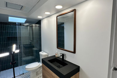 Bathroom photo in Toronto