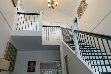 Foto de escalera recta moderna con escalones de madera, contrahuellas de madera y barandilla de varios materiales
