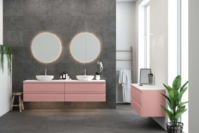 Skandinavisches Badezimmer mit lila Wandfarbe, weißem Boden, Tapetendecke und Tapetenwänden in Hamburg