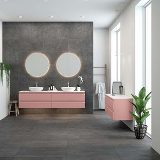 Skandinavisches Badezimmer mit lila Wandfarbe, weißem Boden, Tapetendecke und Tapetenwänden in Hamburg