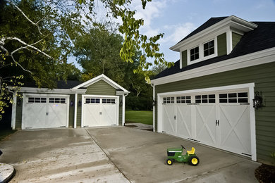 This is an example of a large traditional garage in Detroit.