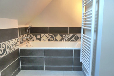Идея дизайна: главная ванная комната среднего размера в современном стиле с полновстраиваемой ванной, открытым душем, черной плиткой, керамической плиткой, белыми стенами, полом из керамической плитки, монолитной раковиной и столешницей из ламината