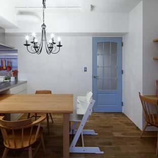 他の地域の小さいエクレクティックスタイルのおしゃれなLDK (白い壁、無垢フローリング、茶色い床) の写真