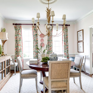 Idées déco pour une salle à manger classique fermée avec un mur rose, un sol en bois foncé et aucune cheminée.