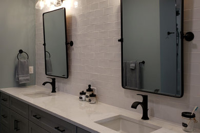 Example of a cottage bathroom design in Detroit