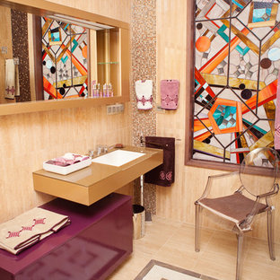 Modelo de aseo ecléctico, de tamaño medio, con lavabo suspendido, armarios con paneles lisos, puertas de armario de madera oscura, encimera de madera, baldosas y/o azulejos multicolor, baldosas y/o azulejos de cerámica, paredes beige y encimeras marrones
