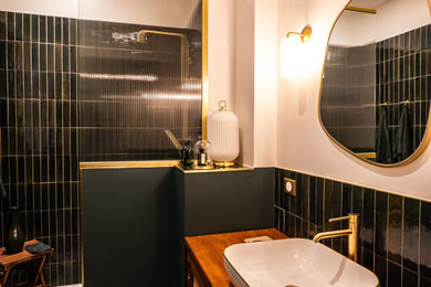 Cette photo montre une salle de bain moderne de taille moyenne avec une douche à l'italienne, un mur vert, un sol en terrazzo, un plan vasque, un sol vert et aucune cabine.