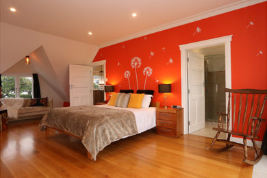 オークランドにあるトラディショナルスタイルのおしゃれな寝室のレイアウト