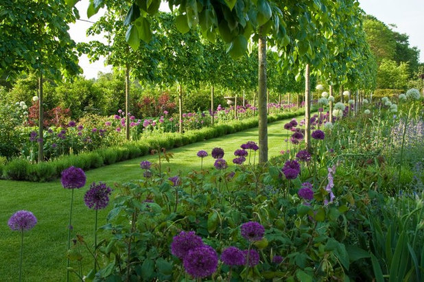 Классический Сад by Society of Garden Designers (SGD)