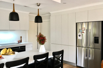 Mid-sized contemporary kitchen in Canberra - Queanbeyan.