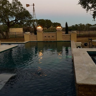 オースティンの大きい長方形コンテンポラリースタイルのおしゃれなプール (天然石敷き) の写真