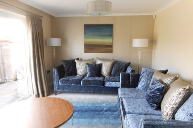 Example of a transitional living room design in West Midlands