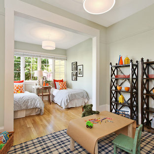 Idee per una cameretta per bambini da 4 a 10 anni eclettica con pareti grigie e parquet chiaro