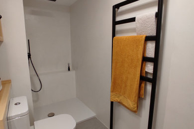 Diseño de cuarto de baño principal, único y a medida minimalista de tamaño medio con todos los estilos de armarios, puertas de armario blancas, encimera de madera y encimeras amarillas