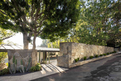 Mid-century modern exterior home photo in Los Angeles