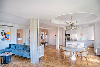 Mittelgroßes, Offenes Klassisches Wohnzimmer mit weißer Wandfarbe, braunem Holzboden, Kamin, Kaminumrandung aus Holz, freistehendem TV und braunem Boden in Madrid