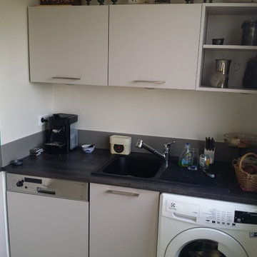 Cuisine coloris gris beige / plan stratifié anthracite