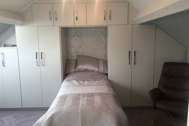 На фото: маленькая гостевая спальня (комната для гостей) в классическом стиле с белыми стенами и ковровым покрытием без камина для на участке и в саду