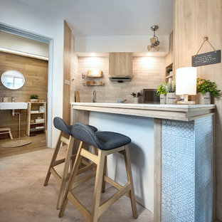 シンガポールの北欧スタイルのおしゃれなホームバーの写真