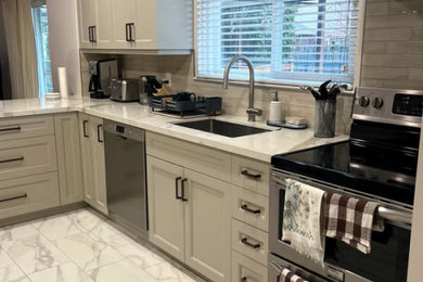 Kitchen - transitional kitchen idea in Toronto
