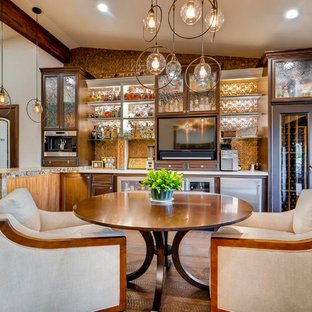 フェニックスの大きいエクレクティックスタイルのおしゃれなウェットバー (アンダーカウンターシンク、家具調キャビネット、茶色いキャビネット、クオーツストーンカウンター、オレンジのキッチンパネル、メタルタイルのキッチンパネル、濃色無垢フローリング、茶色い床) の写真