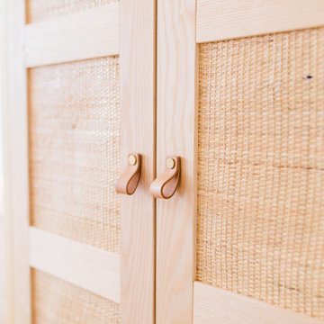 natürlich-moderner Rattankleiderschrank für Gästezimmer