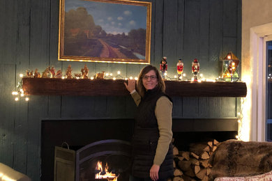 Foto de sala de estar rústica con todas las chimeneas