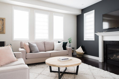 Diseño de salón minimalista con suelo de madera oscura, televisor colgado en la pared y suelo marrón